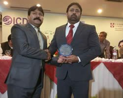 -16.8895305213004-asif-amin-presenting-shield-to-mr-naveed-haider-hashmi