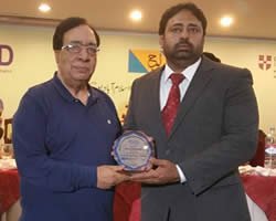 -28.1266314574176-asif-amin-is-presenting-honorary-shield-to-atta-ul-haq-qasmi-(writer-and-poet)