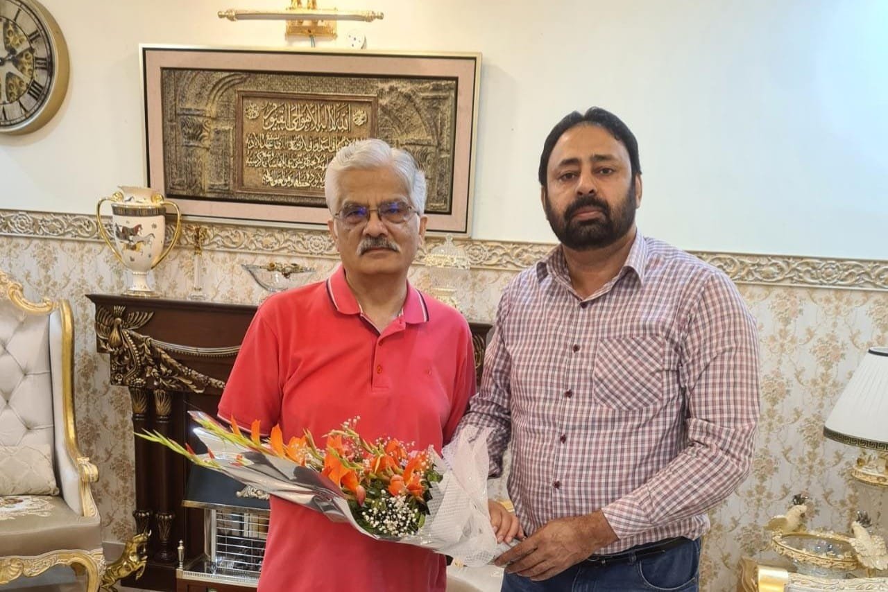 -64.4259350208686-presenting-bouquet-to-the-worthy-chairman-pemra-mr.-saleem-baig-at-his-residence.