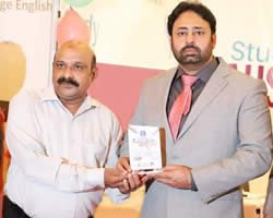 -71.71857430214-mr-ishaq-farooq-senior-gm-marketing-jangnews-and-geo-media-group-presenting-performance-shield-to-asif-amin