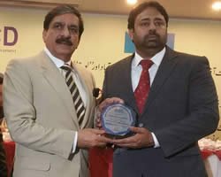 -80.8230736203599-asif-amin-is-presenting-honorary-shield-to-nasir-khan-janjua-(former-lieutenant-general)